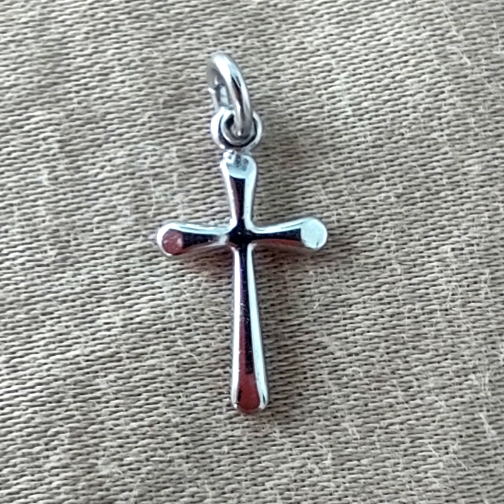 Avanti Sterling Silver Cross Necklace Pendant 25$